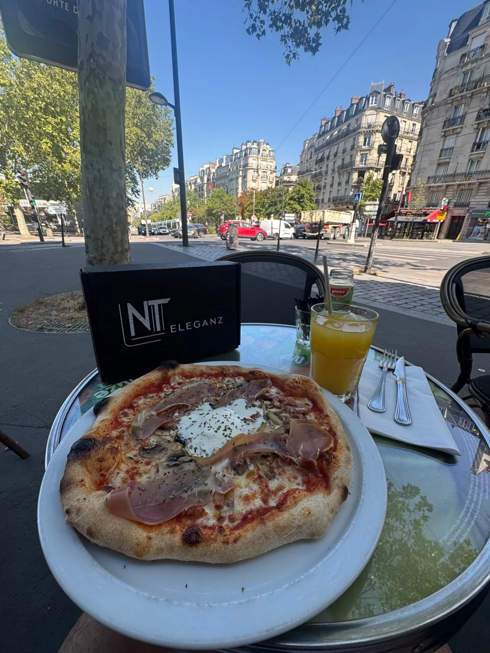 NT Eleganz em um café de Paris